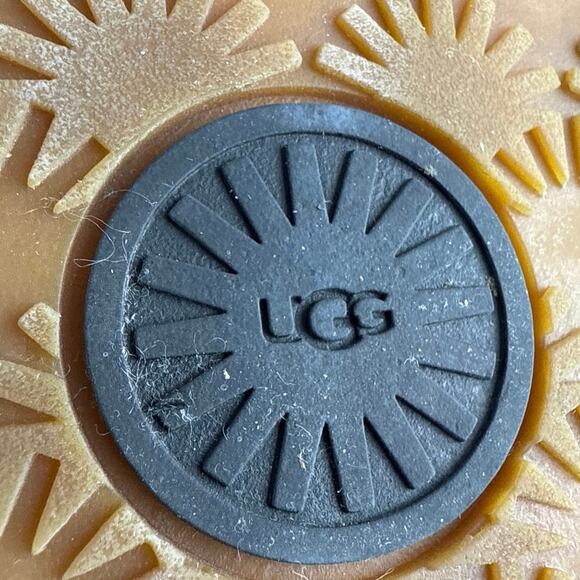 UGG Fluff Yeah Black Faux Fur Strap Logo Slingback Slippers Slides Sandals Sz 6 - Picture 7 of 8